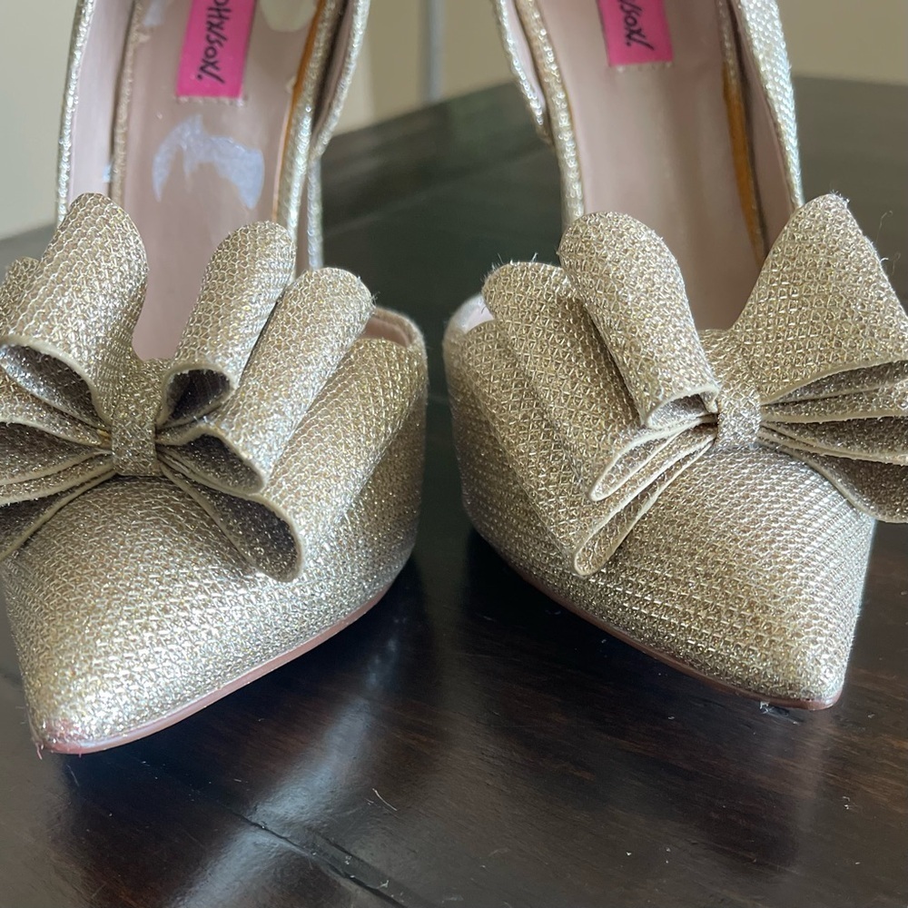 Betsey Johnson Glitter Bow Gold Heels - Picture 6 of 9